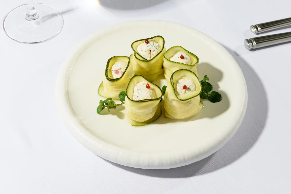 Маринованные слайсы цукини с пастой из окорока в/к, сливочного сыра, перца чили, лука шнитт в банкетный зал Поминальная трапезная «Помним-любим»
