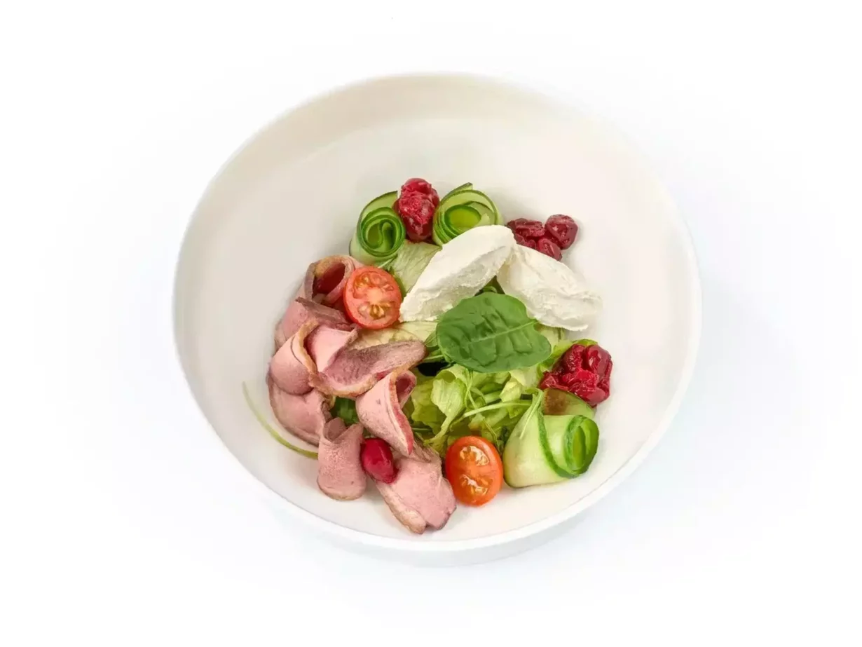 Салат с маринованной уткой и вишнёвым конфитюром в гастробар Лафит
