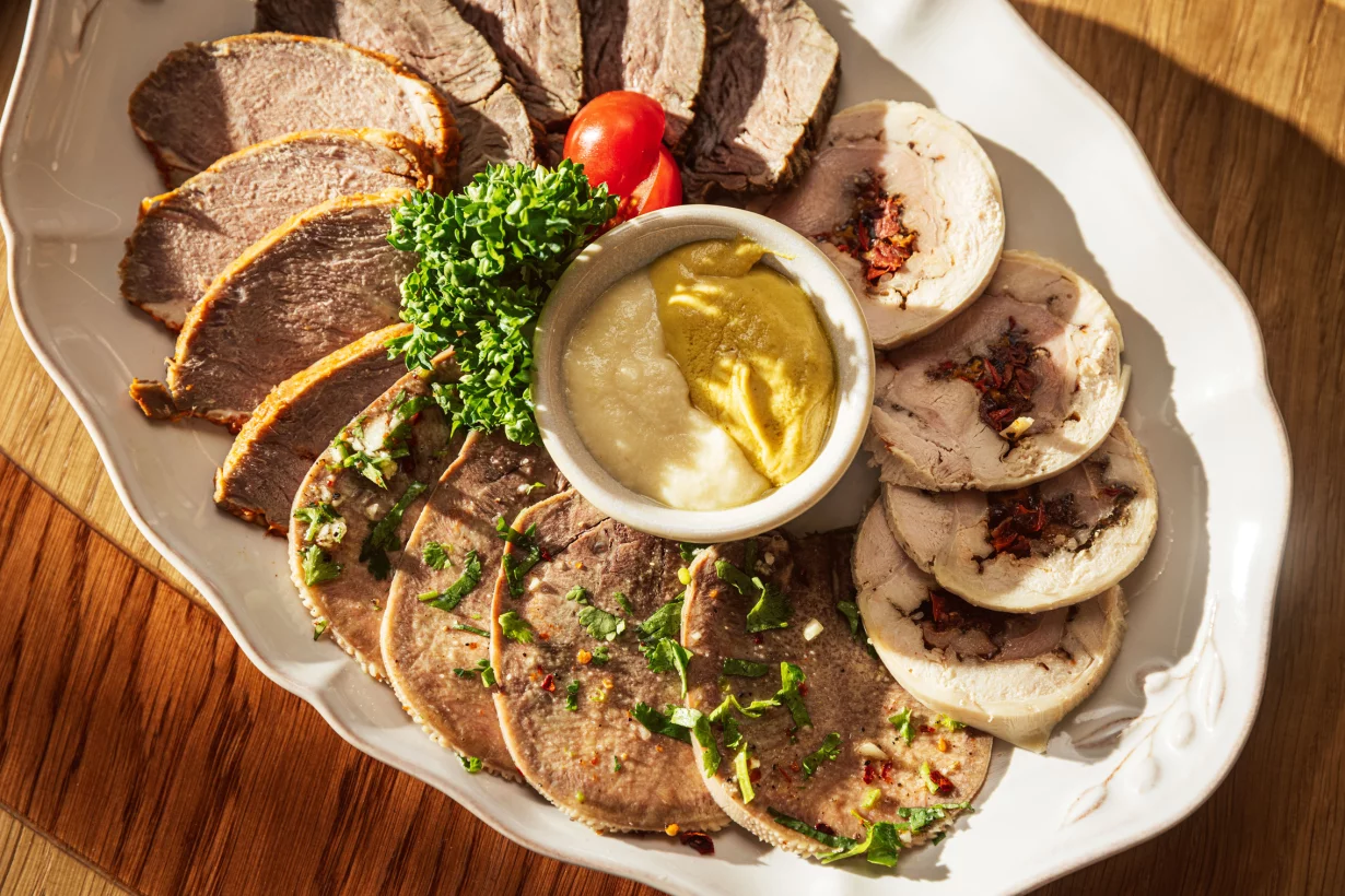 Мясное ассорти в ресторан Авлабар