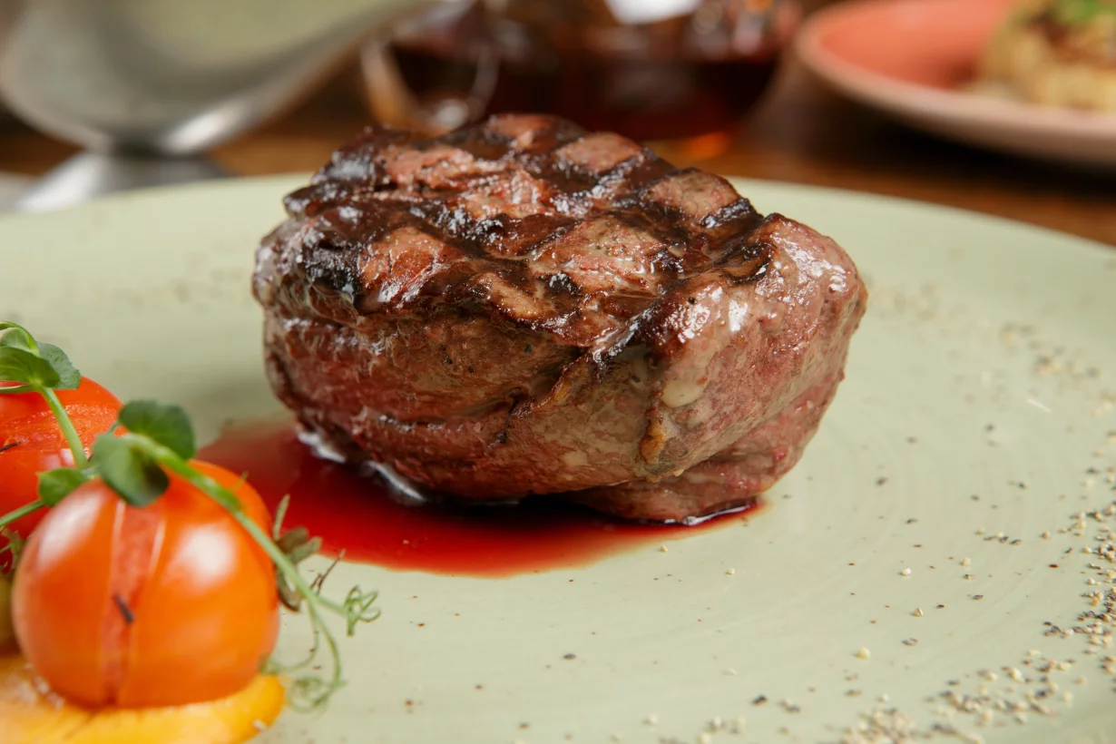 Филе-миньон (зерновой откорм), 300 г в ресторан Stroganoff Bar & Grill
