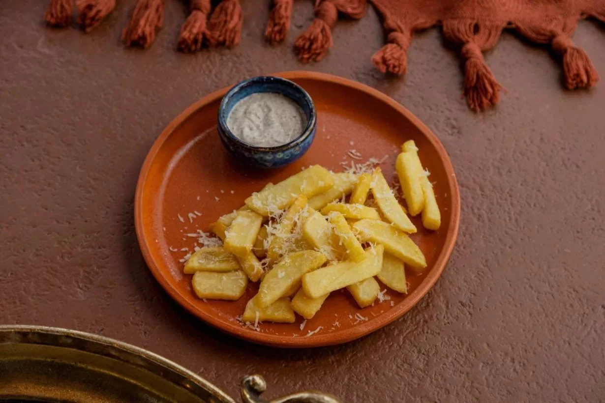 Картофель фри с пармезаном и трюфельным маслом в лаунж Марракеш