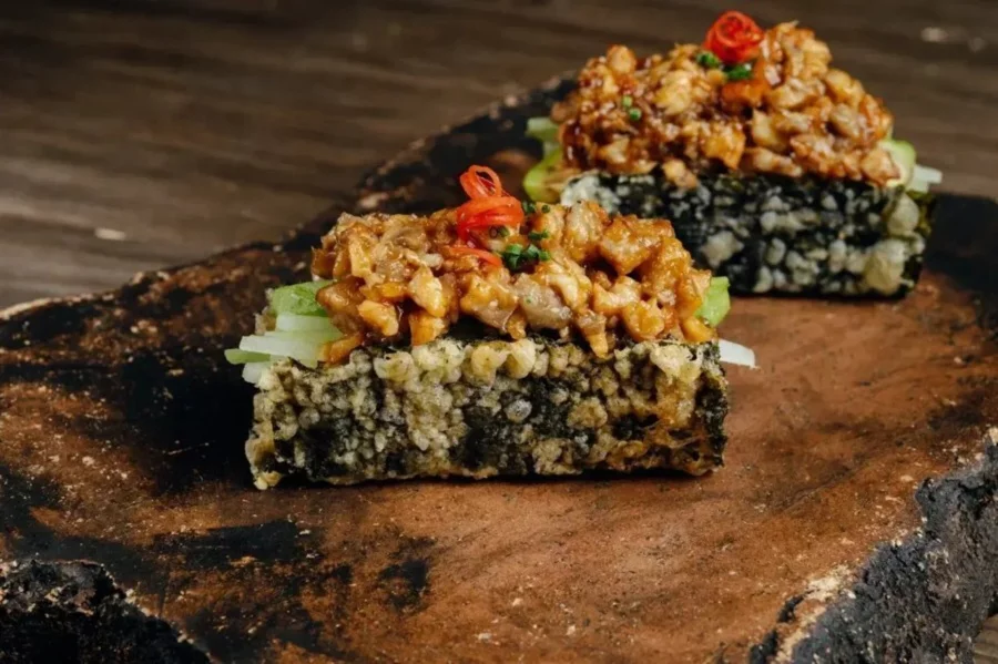 Темаки угорь в ресторан Ikura Izakaya Nikkei by WRF