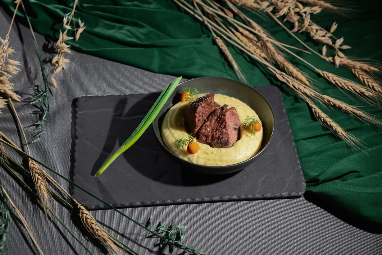 Говяжьи щёчки с пюре и маринованными опятами в ресторан G&T Gourmet