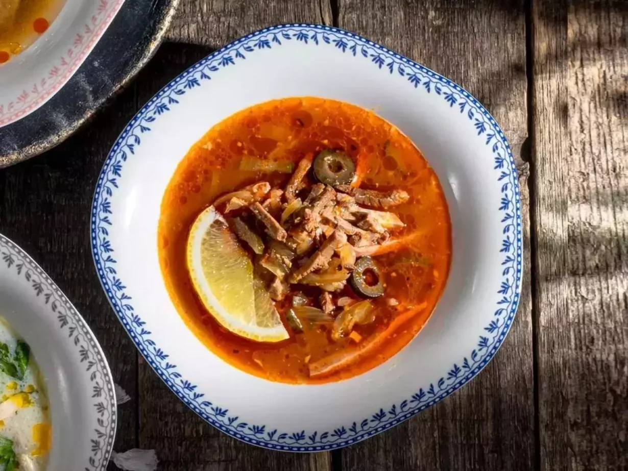 Солянка с говядиной, ветчиной, копчёными колбасками и овощами в ресторан Хачапури Марико