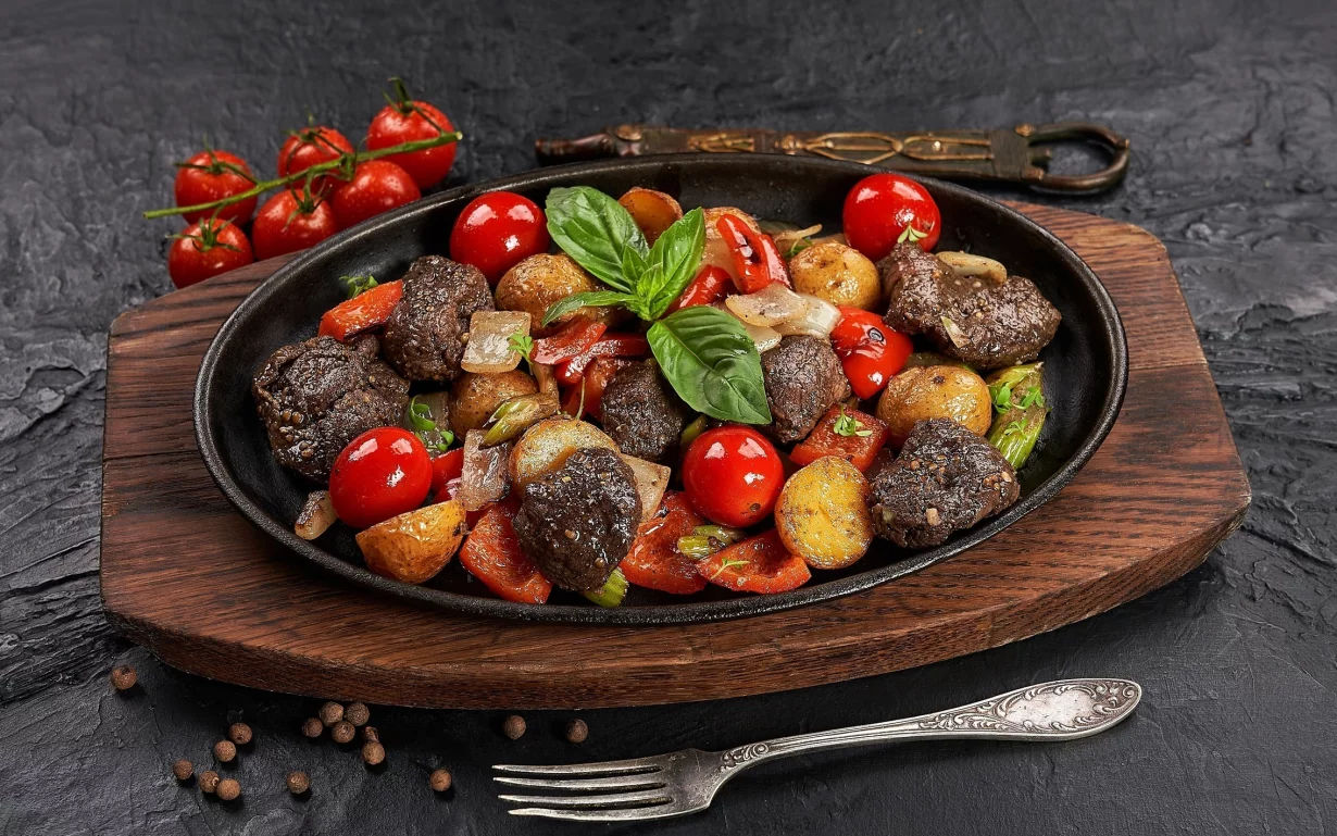 Пряная баранина с овощами в ресторан Черновар