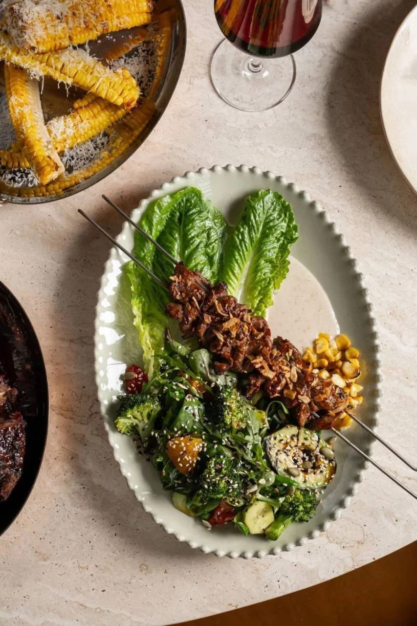 Салат мясной с кунжутной заправкой в ресторанный комплекс Дом русского бильярда и ресторация «Москва»