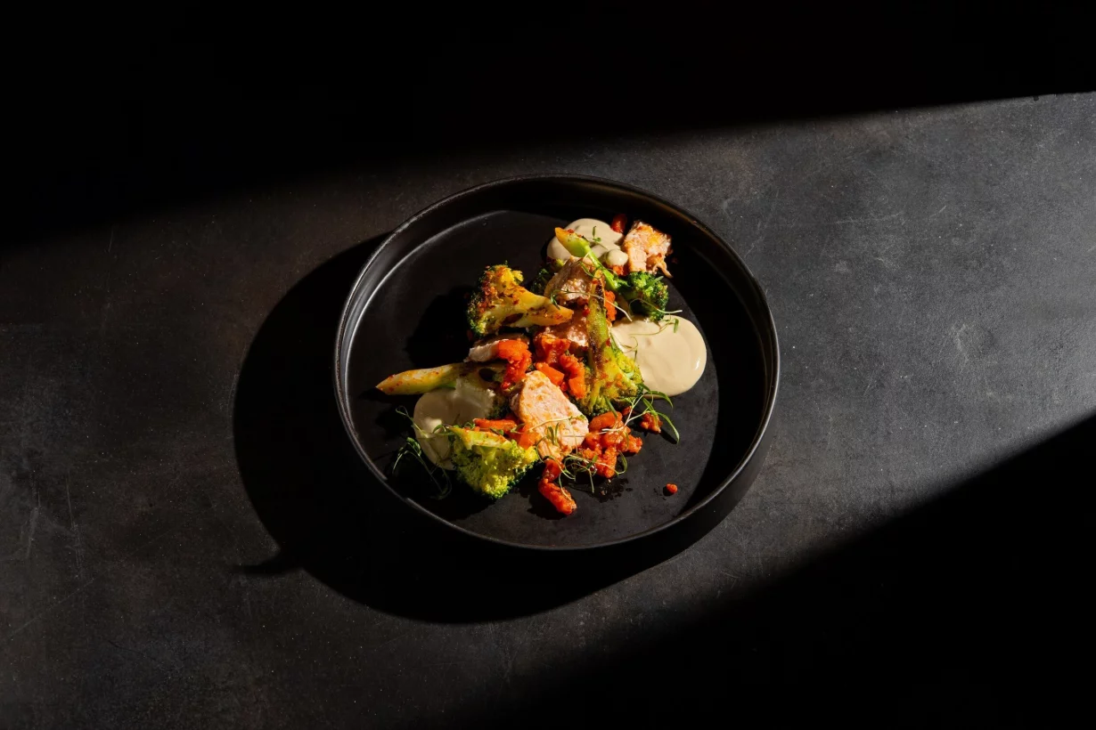 Подкопченный лосось с броколли и йогуртовым соусом в кальянная Tangiers Lounge Vokzal