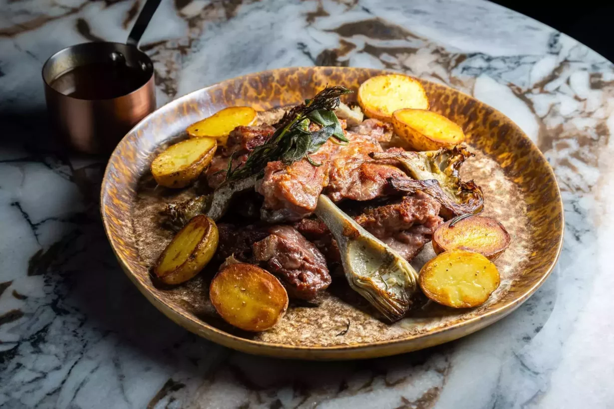Запечённый в печи молодой козлёнок с артишоками, картофелем и соусом кьянти в ресторан Essenza by Mauro Panebianco