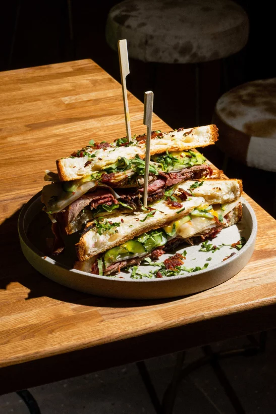 Сэндвич Дели в ресторан Pastrama Mama