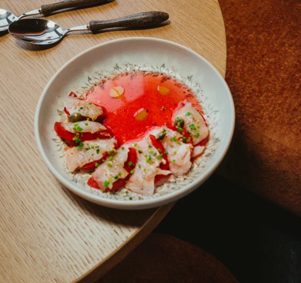 Севиче из лавраки с томатами, соусом из красных апельсинов и каперсами в кафе Сиртаки и вино