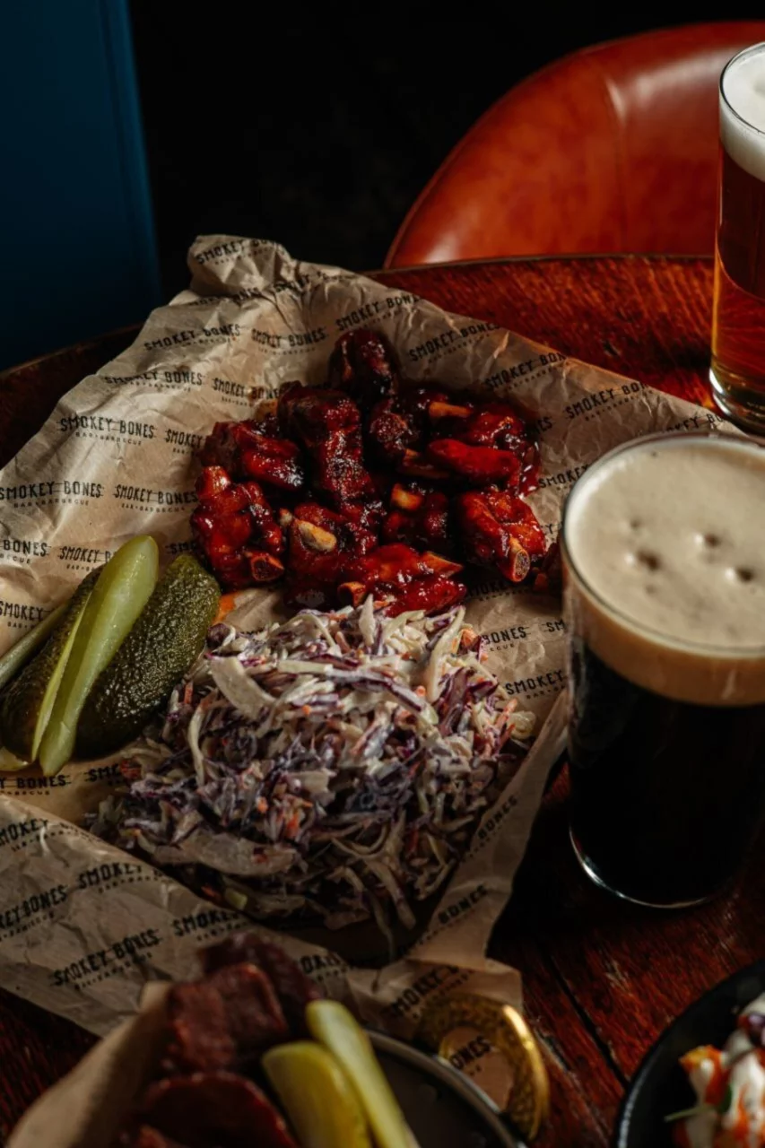 Глазированные свиные ребра в ресторан Smokey Bones