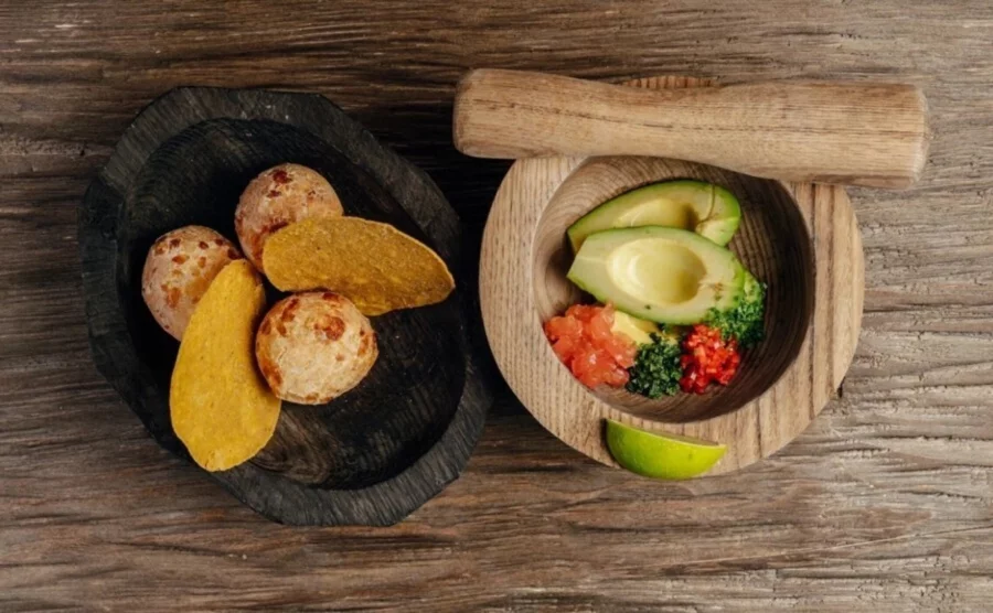Гуакамоле с кукурузными булочками в ресторан Ikura Izakaya Nikkei by WRF