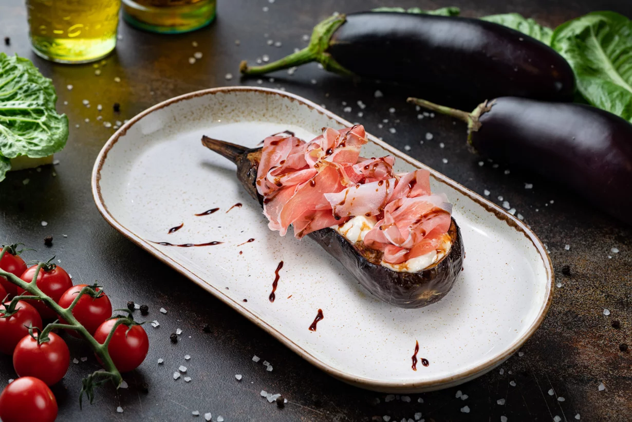 Запеченный баклажан с пармой и страчателлой в ресторан Cedro