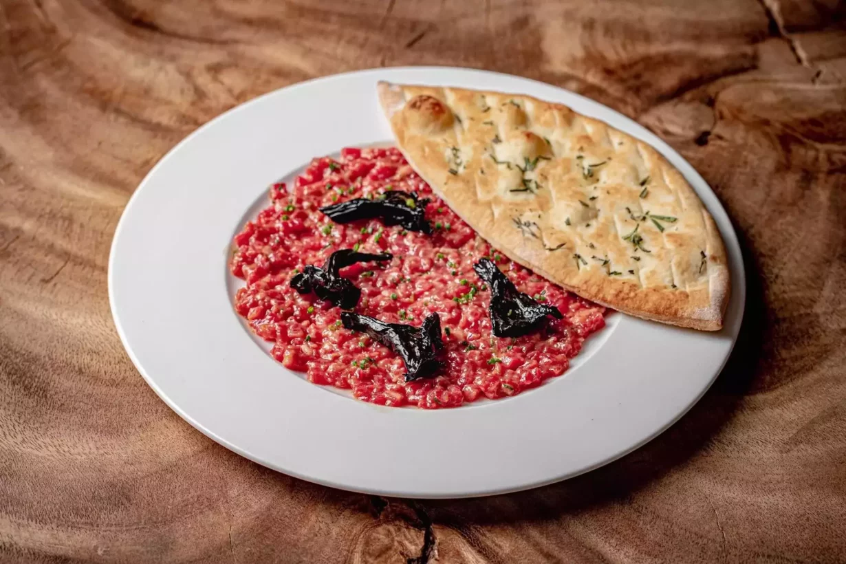 Тартар из говядины с чёрными лисичками и фокаччей в ресторан Mushrooms