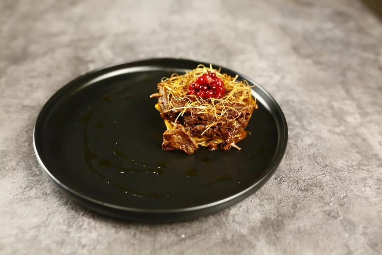 Кыздырма с говядиной - жареные слоями кусочки говядины с картофелем. Подается с  брусничным соусом в банкетный зал Divine