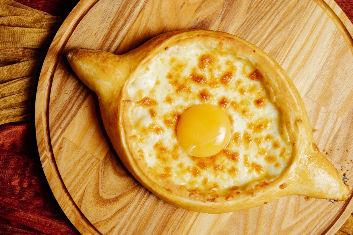 Хачапури по-аджарски в ресторан Грузинка