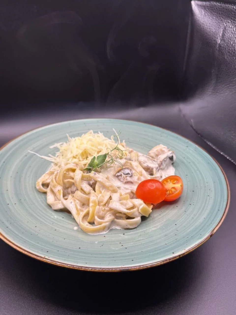 Тальятелле с грибами и курицей в лаунж Синдикат платинум