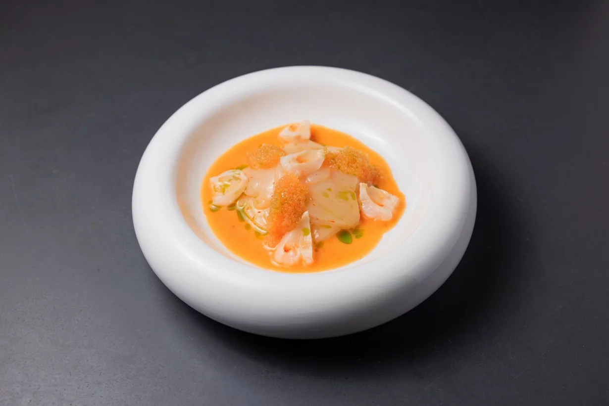 Севиче из гребешка с личи и соусом из кокоса в ресторан Pods