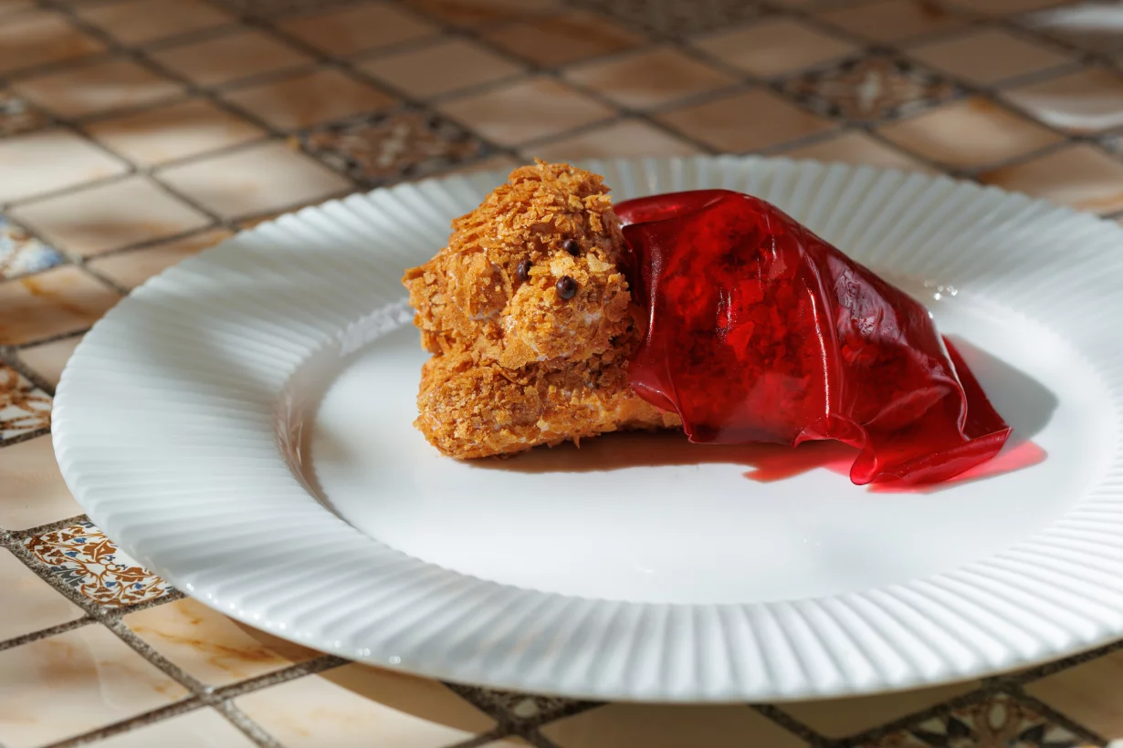 Мишка "Buono" (Десерт с творожным кремом,хрустящей вафлей,тартаром из сезонных ягод и желе из вишни) в ресторан Buono