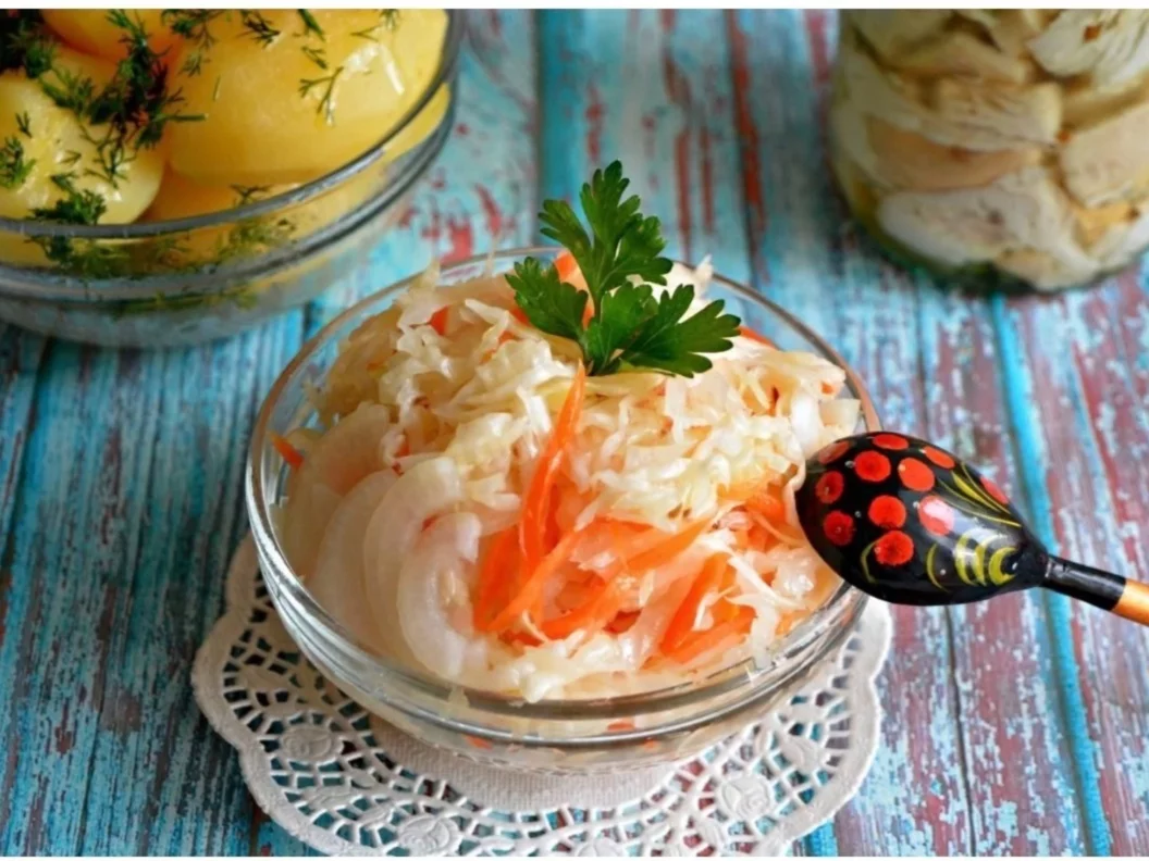 Квашеная капуста с красникой и еловым маслом в ресторан Monomakh