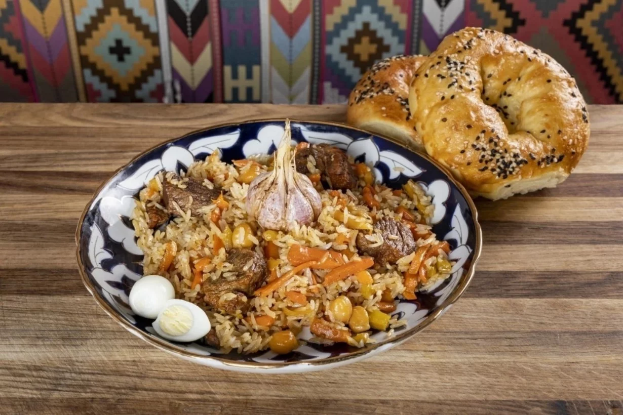 Интерьер/Экстерьер/Банкетная зона/Бар/Стол для двоих/Вход/Главный зал/Lounge зона кафе Чайхана Анор-Анор фото