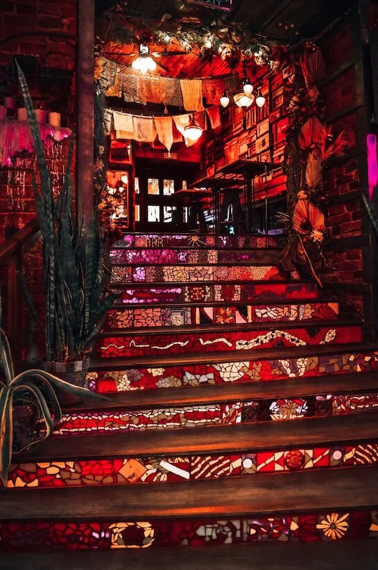 Интерьер/Экстерьер/Банкетная зона/Бар/Стол для двоих/Вход/Главный зал/Lounge зона ресторан Arrurru фото