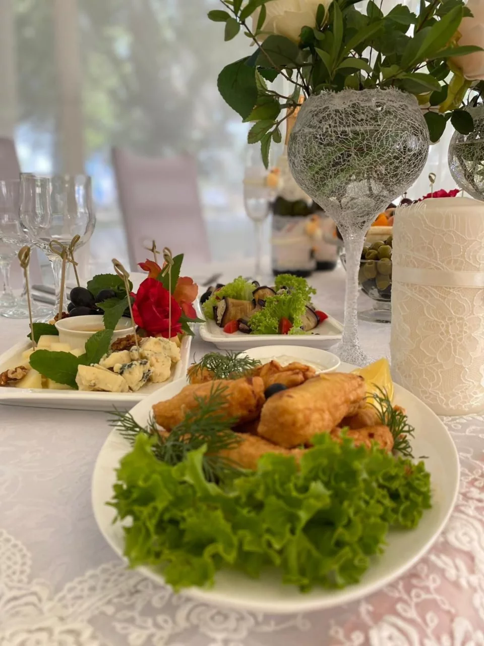 Интерьер/Экстерьер/Банкетная зона/Бар/Стол для двоих/Вход/Главный зал/Lounge зона банкетный зал Favorit Premium Cafe фото