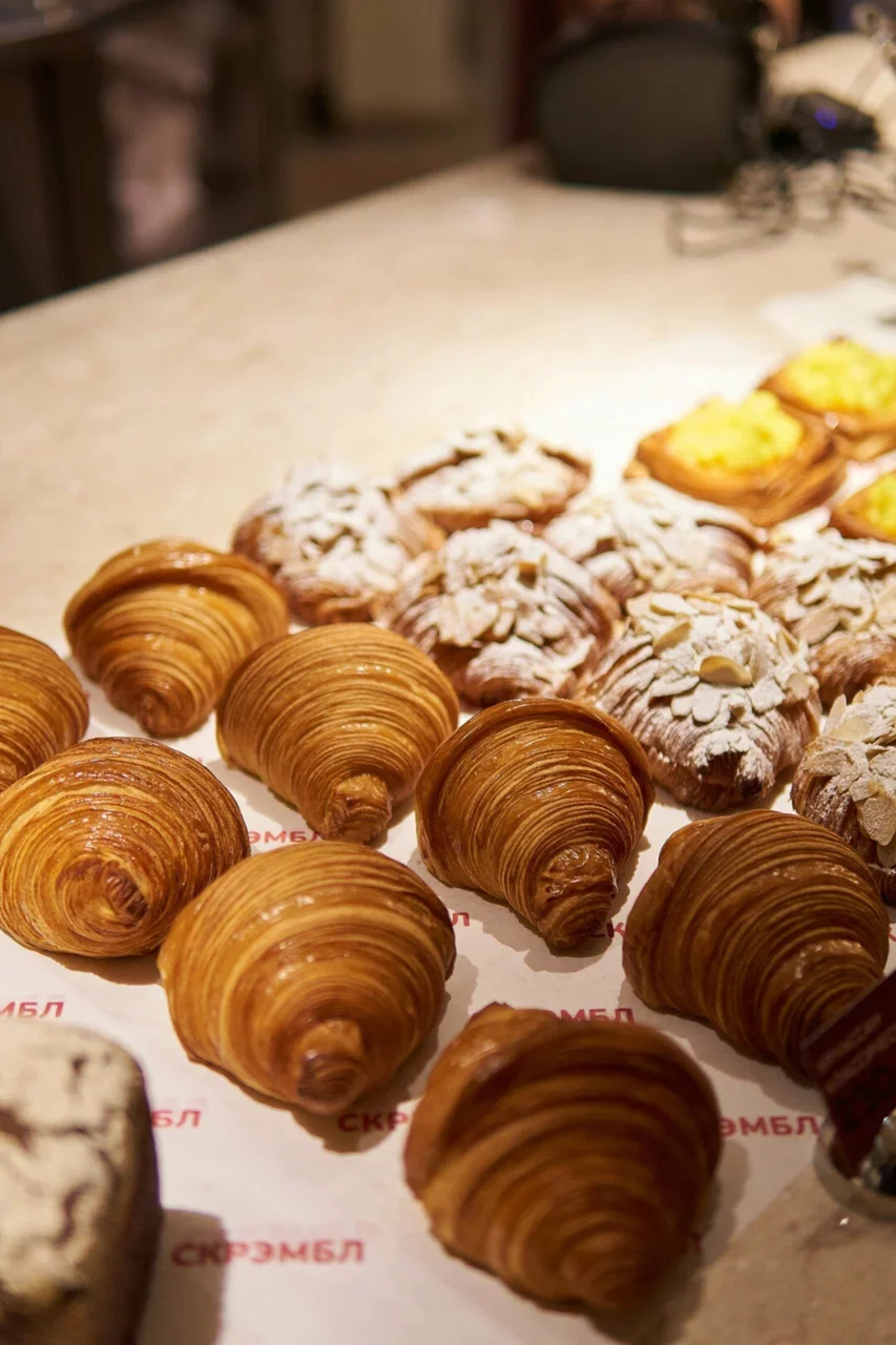 Интерьер/Экстерьер/Банкетная зона/Бар/Стол для двоих/Вход/Главный зал/Lounge зона кафе Скрэмбл фото