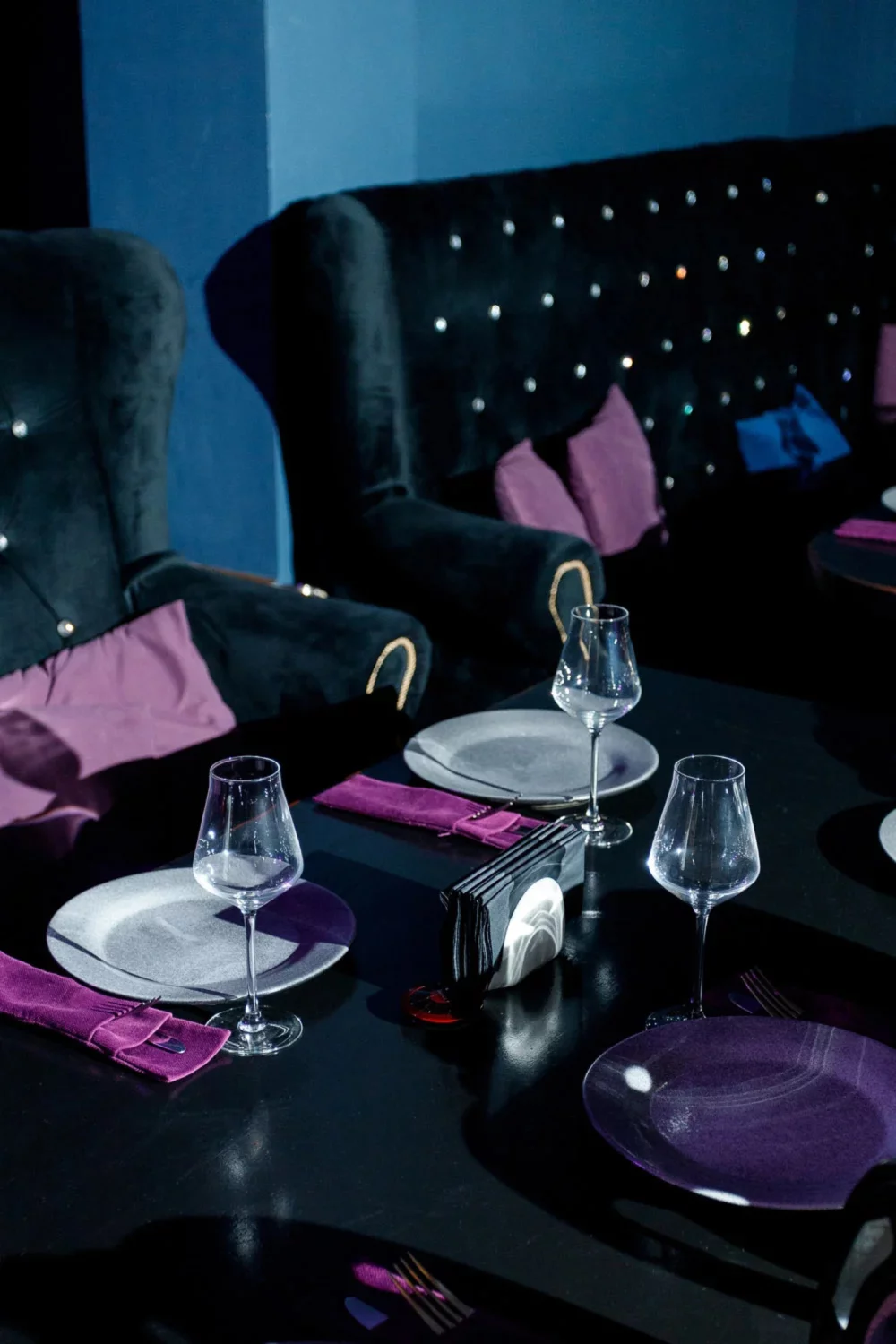 Интерьер/Экстерьер/Банкетная зона/Бар/Стол для двоих/Вход/Главный зал/Lounge зона караоке-клуб Опера фото