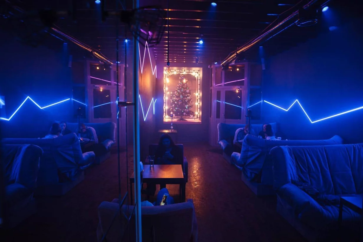 Интерьер/Экстерьер/Банкетная зона/Бар/Стол для двоих/Вход/Главный зал/Lounge зона лаунж Hills фото