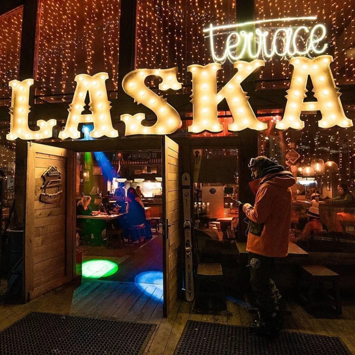 Интерьер/Экстерьер/Банкетная зона/Бар/Стол для двоих/Вход/Главный зал/Lounge зона бар Alaska фото