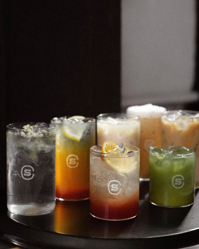 Интерьер/Экстерьер/Банкетная зона/Бар/Стол для двоих/Вход/Главный зал/Lounge зона кофейня Skuratov Coffee фото