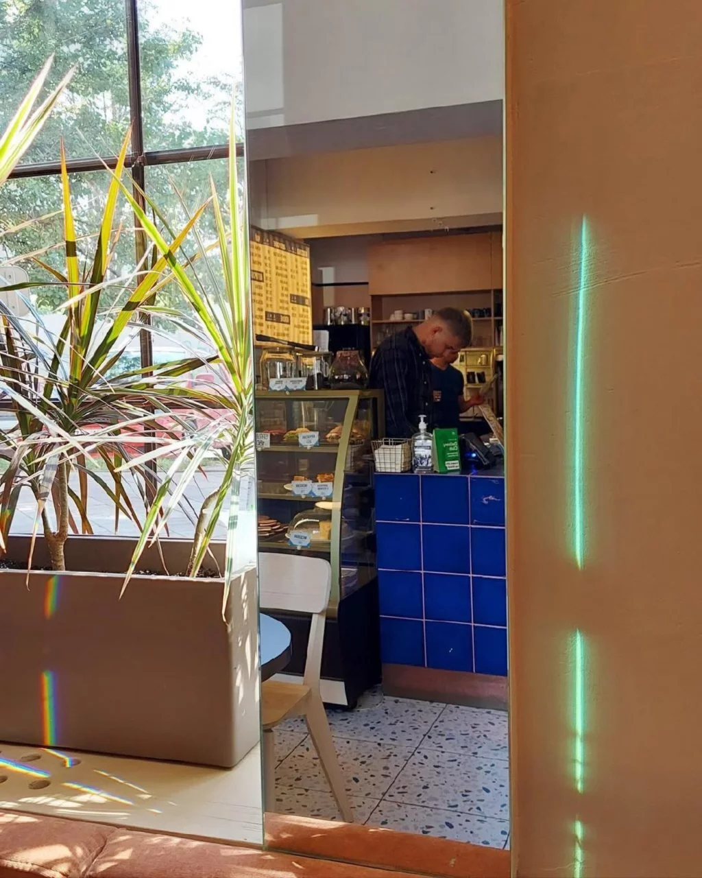 Интерьер/Экстерьер/Банкетная зона/Бар/Стол для двоих/Вход/Главный зал/Lounge зона кафе Тепло на Авроре фото