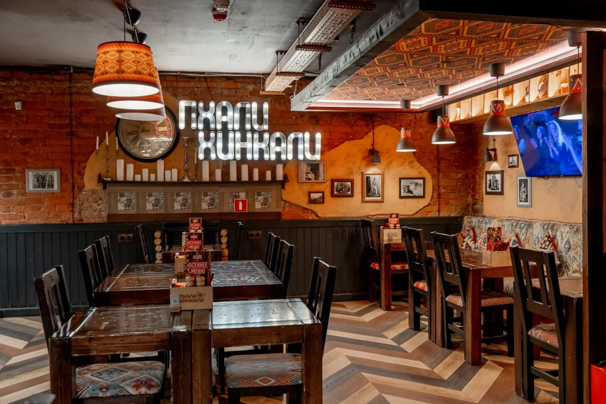 Интерьер/Экстерьер/Банкетная зона/Бар/Стол для двоих/Вход/Главный зал/Lounge зона ресторан ПхалиХинкали фото