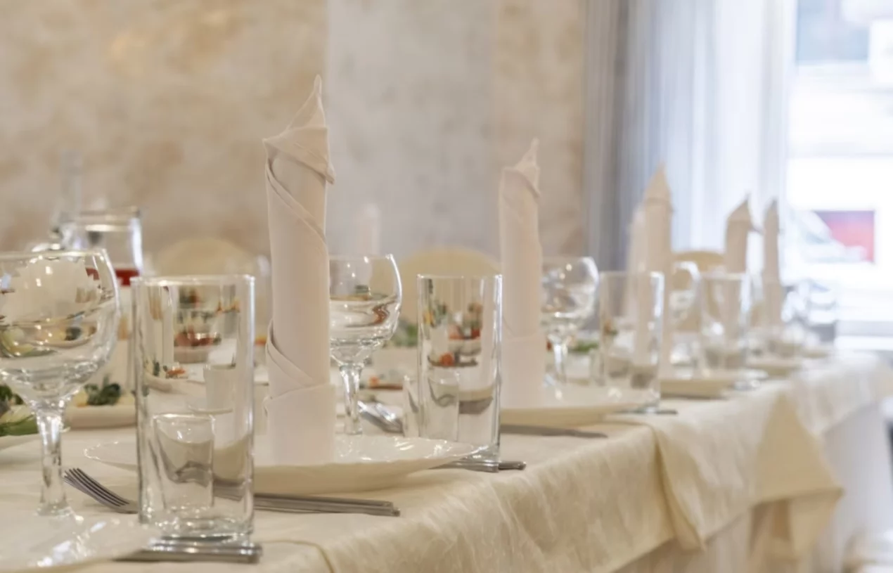 Интерьер/Экстерьер/Банкетная зона/Бар/Стол для двоих/Вход/Главный зал/Lounge зона банкетный зал Laudes фото