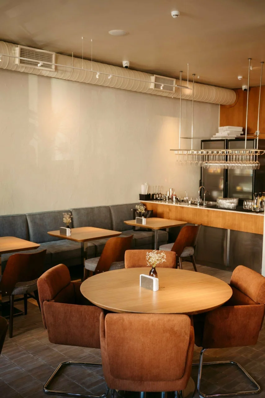 Интерьер/Экстерьер/Банкетная зона/Бар/Стол для двоих/Вход/Главный зал/Lounge зона кафе Скрэмбл фото