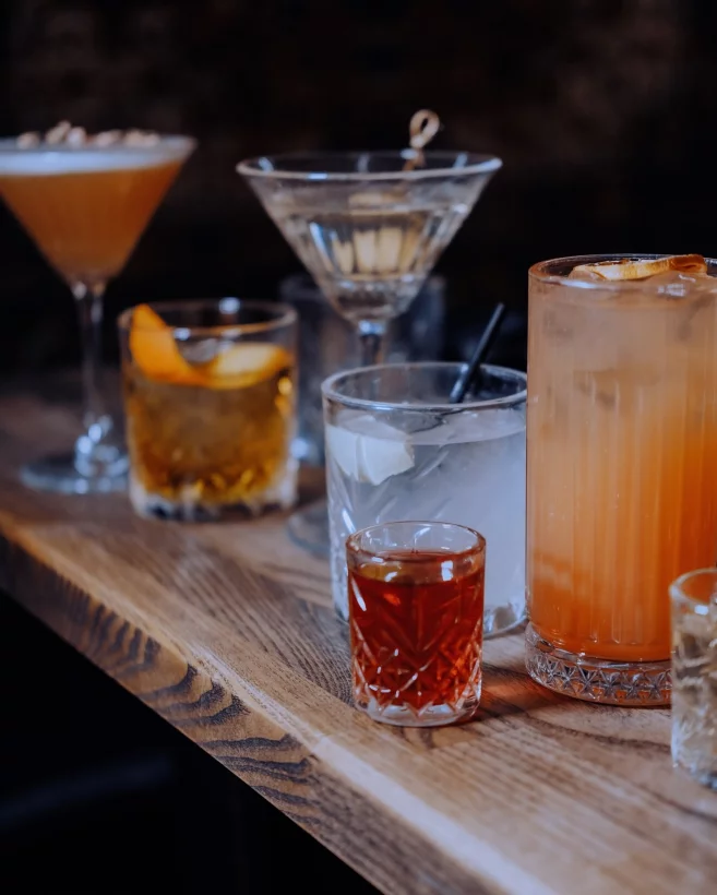 Интерьер/Экстерьер/Банкетная зона/Бар/Стол для двоих/Вход/Главный зал/Lounge зона бар Dude'sbar фото