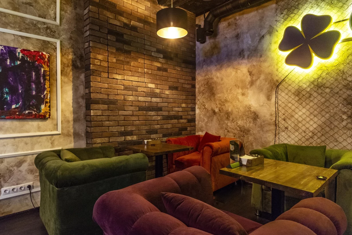 Интерьер/Экстерьер/Банкетная зона/Бар/Стол для двоих/Вход/Главный зал/Lounge зона лаунж Chorse Lounge фото