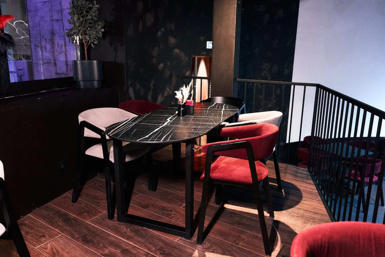 Интерьер/Экстерьер/Банкетная зона/Бар/Стол для двоих/Вход/Главный зал/Lounge зона караоке-клуб Гримёрка фото