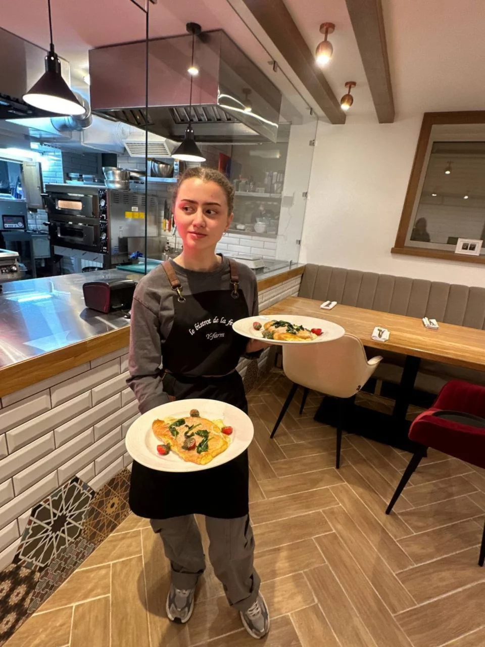 Интерьер/Экстерьер/Банкетная зона/Бар/Стол для двоих/Вход/Главный зал/Lounge зона ресторан Le Bistrot de la Ferm фото