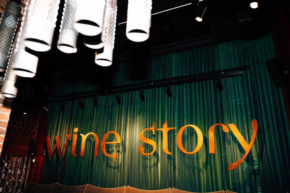 Интерьер/Экстерьер/Банкетная зона/Бар/Стол для двоих/Вход/Главный зал/Lounge зона бар Wine Story фото