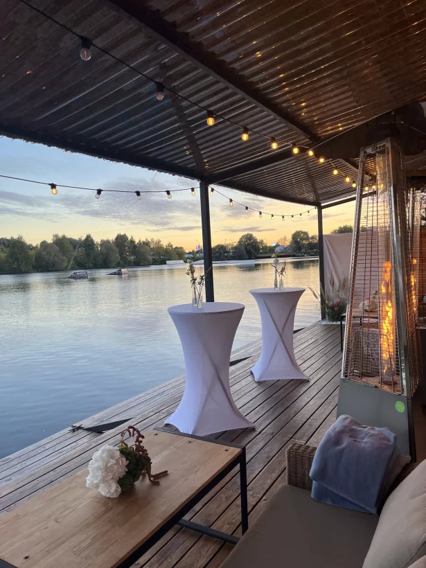 Интерьер/Экстерьер/Банкетная зона/Бар/Стол для двоих/Вход/Главный зал/Lounge зона ресторан Берег фото