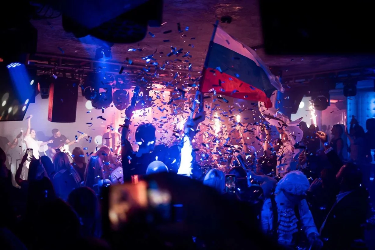 Интерьер/Экстерьер/Банкетная зона/Бар/Стол для двоих/Вход/Главный зал/Lounge зона караоке-клуб Royal Space by Royal Arbat фото