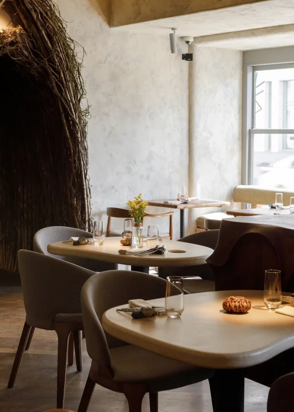 Интерьер/Экстерьер/Банкетная зона/Бар/Стол для двоих/Вход/Главный зал/Lounge зона ресторан Айна фото