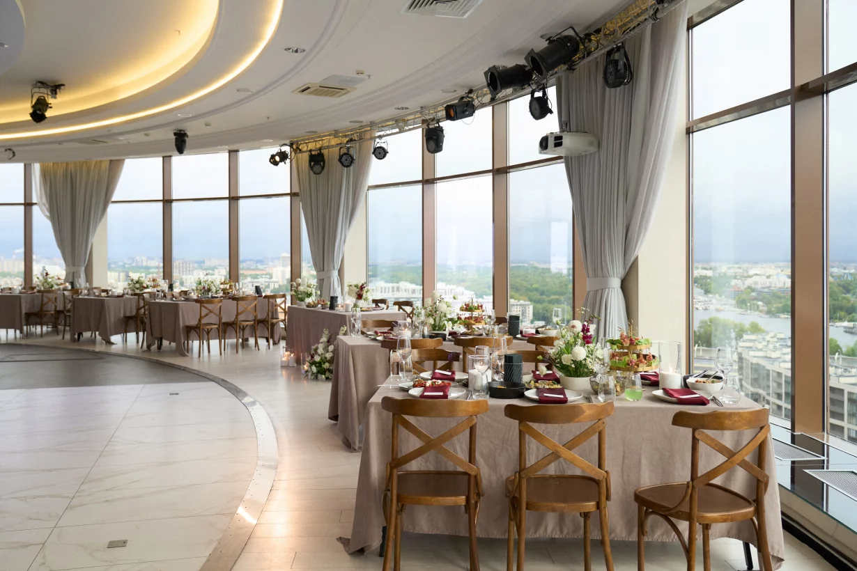 Интерьер/Экстерьер/Банкетная зона/Бар/Стол для двоих/Вход/Главный зал/Lounge зона ресторан Пространство 360 фото