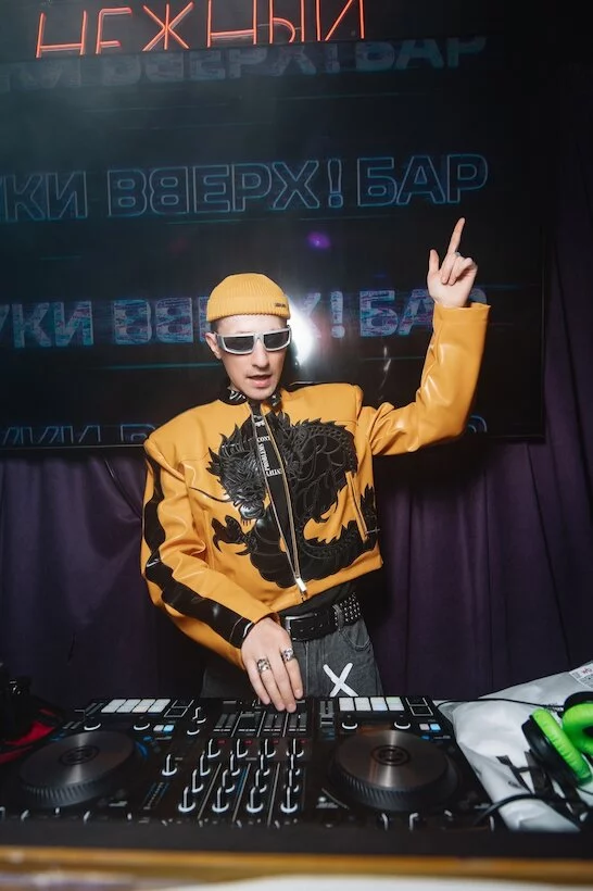 Интерьер/Экстерьер/Банкетная зона/Бар/Стол для двоих/Вход/Главный зал/Lounge зона бар Руки ВВерх! Бар фото
