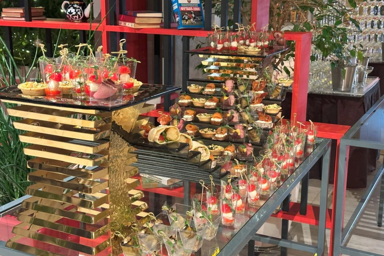 Интерьер/Экстерьер/Банкетная зона/Бар/Стол для двоих/Вход/Главный зал/Lounge зона ресторан Domina Пулково фото