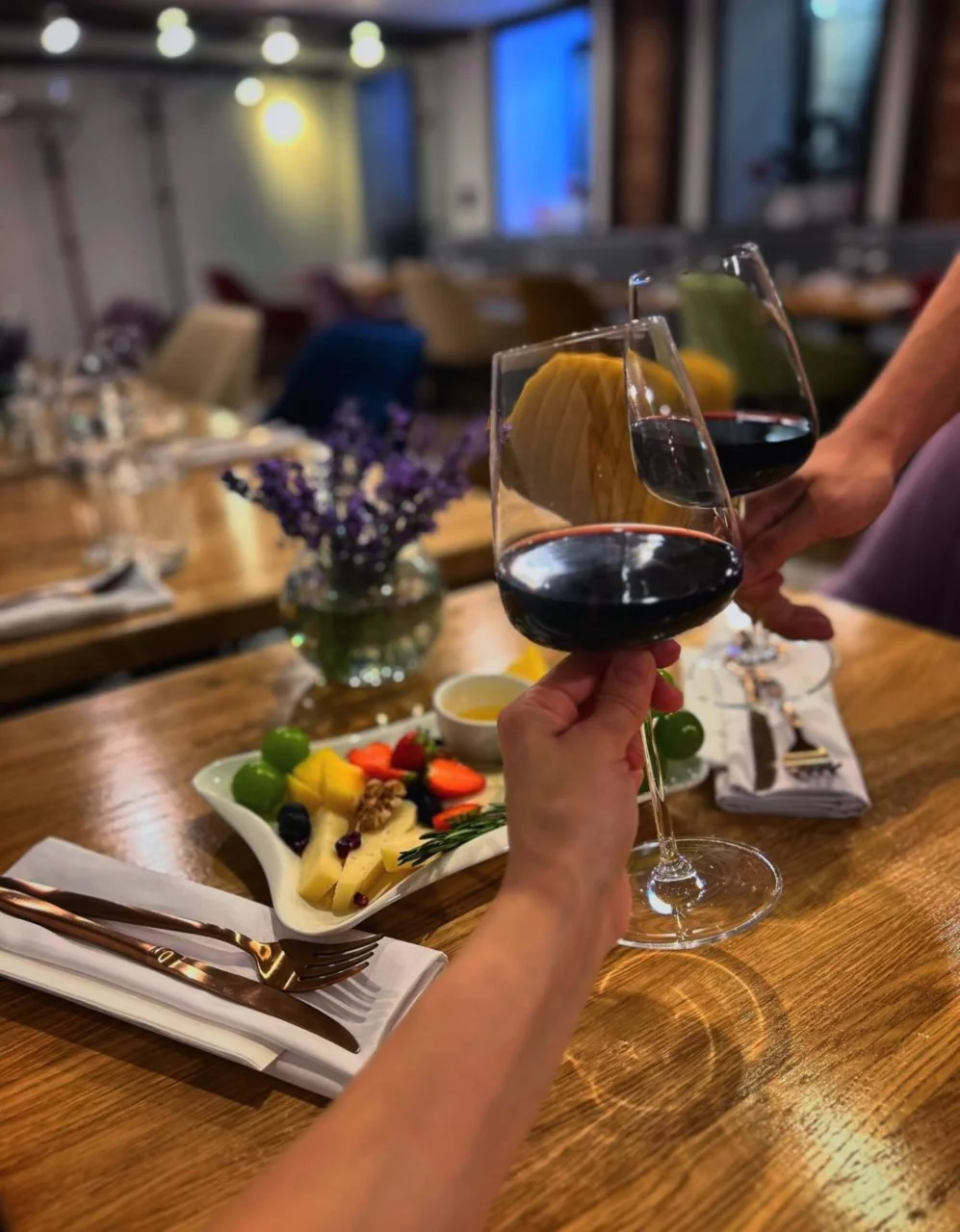 Интерьер/Экстерьер/Банкетная зона/Бар/Стол для двоих/Вход/Главный зал/Lounge зона ресторан Le Bistrot de la Ferm фото