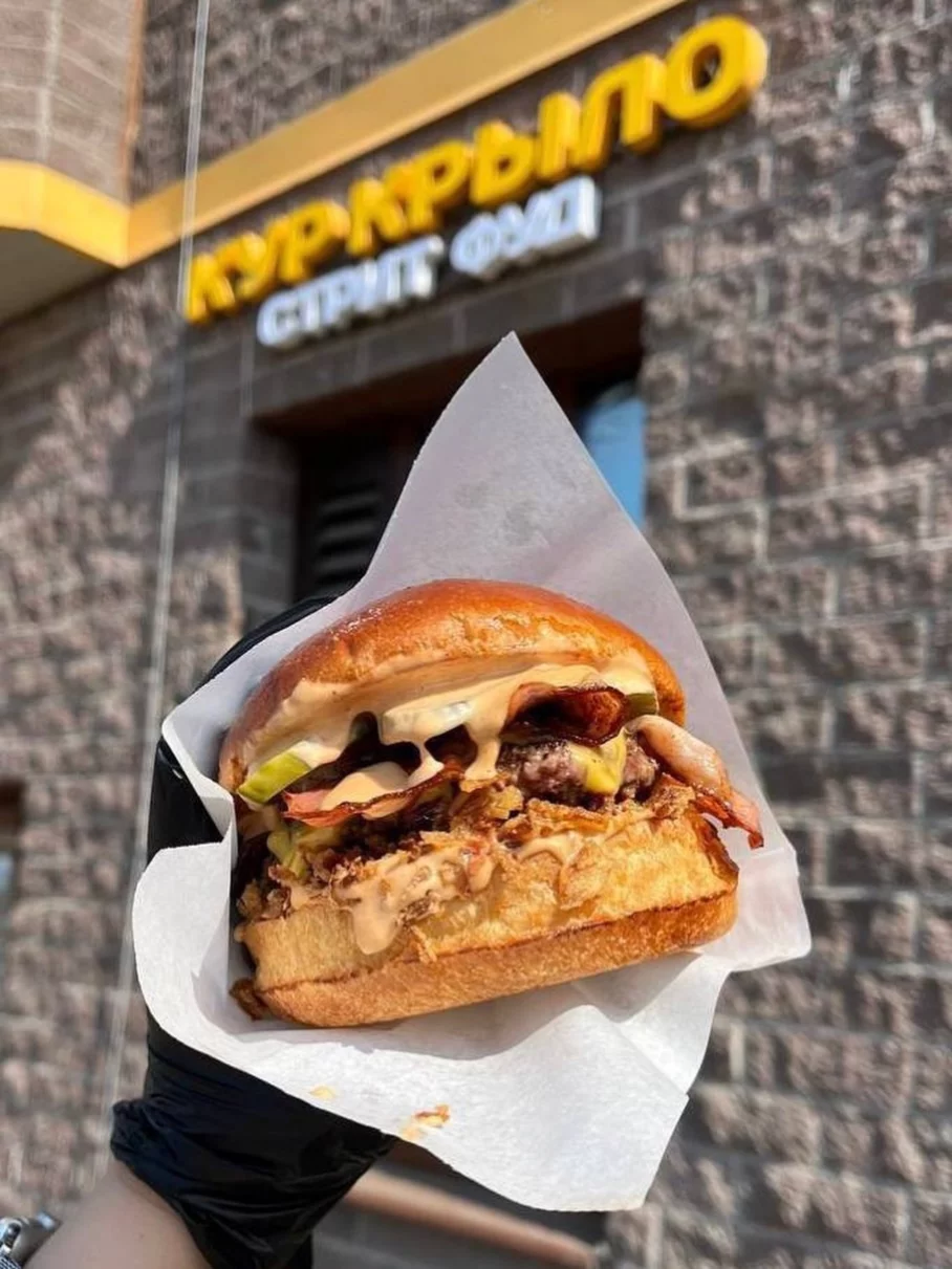 Интерьер/Экстерьер/Банкетная зона/Бар/Стол для двоих/Вход/Главный зал/Lounge зона фастфуд Кур Крыло фото