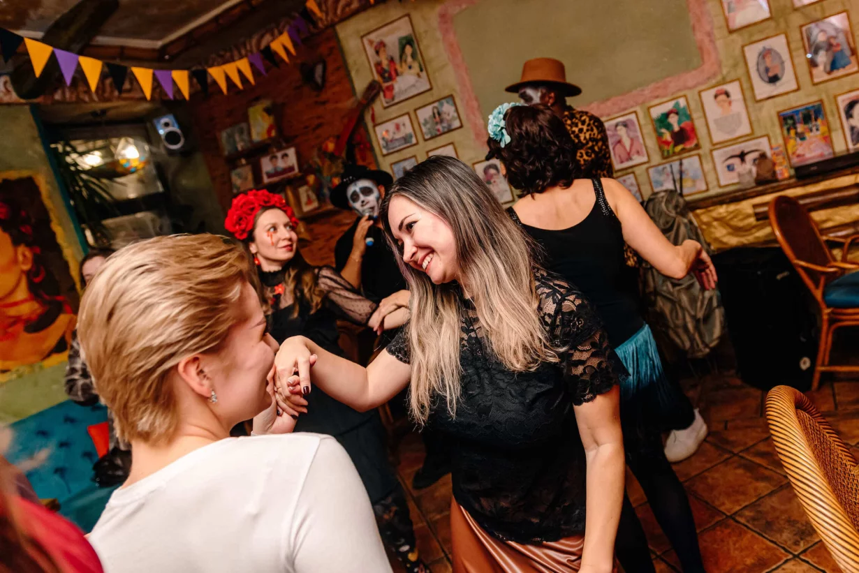 Интерьер/Экстерьер/Банкетная зона/Бар/Стол для двоих/Вход/Главный зал/Lounge зона кафе Фрида фото